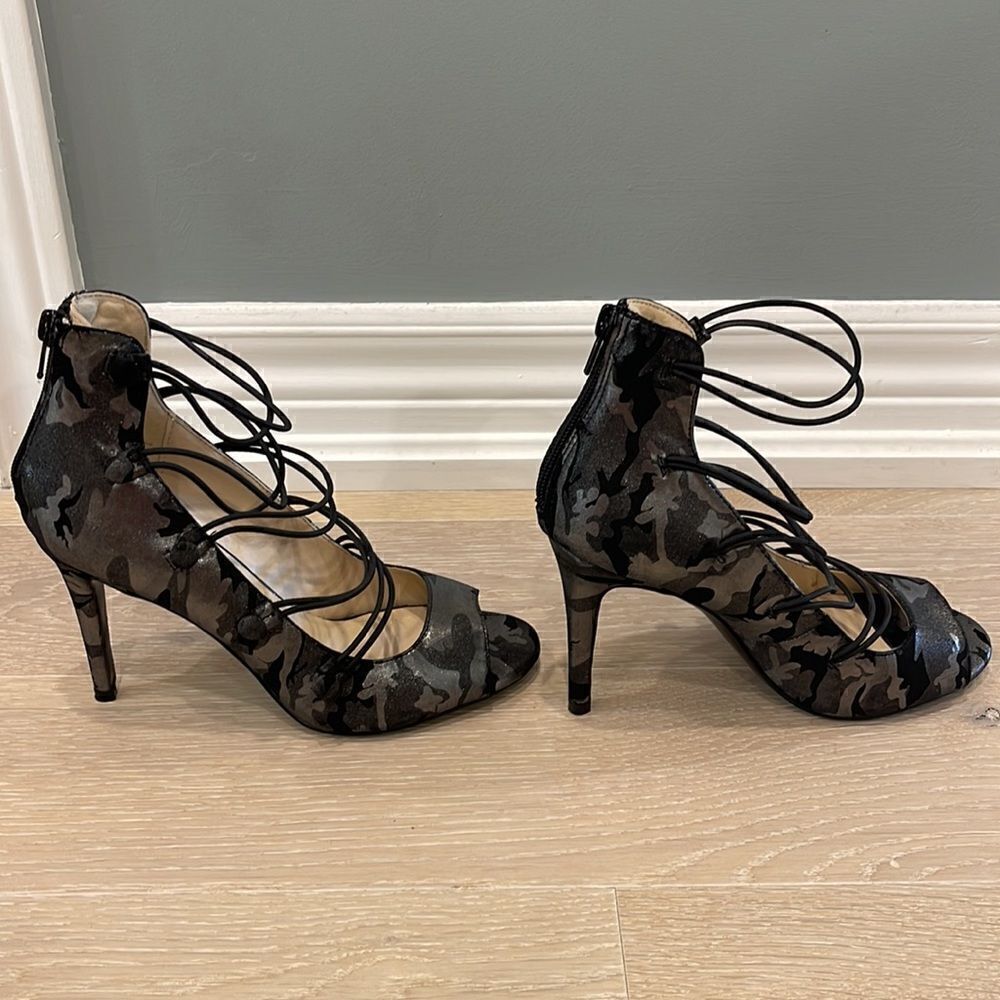Nine West Classic Strappy Metallic print camo Women’s size 6M open Toe Shoe - Picture 2 of 6